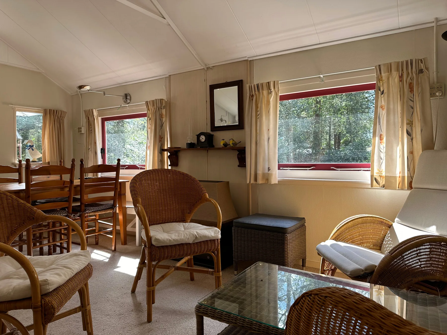 Woonkamer met zithoek en eettafel